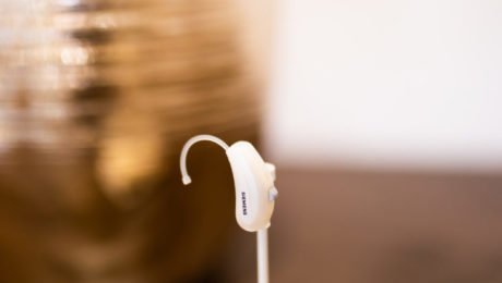 Comment nettoyer un appareil auditif ? - AZUR AUDITION